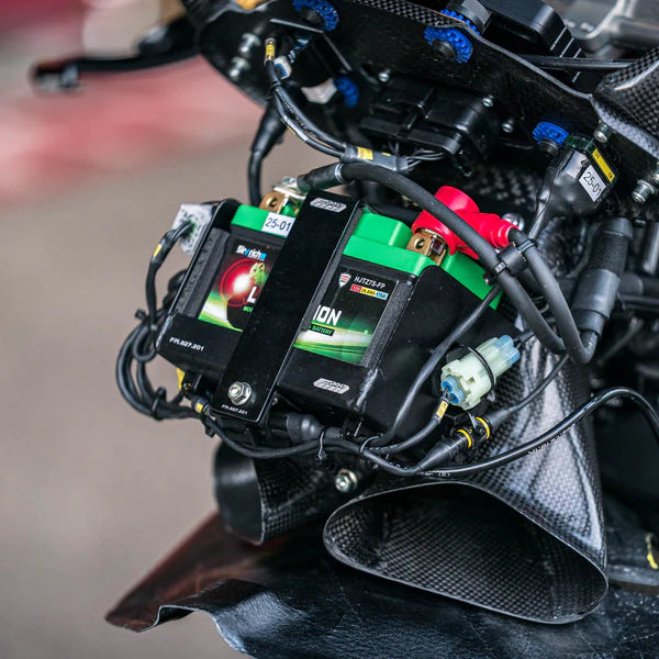 Prednji držač baterije WorldSSP Feel Racing Ducati Panigale V2 955 (20-24) FR.07.KIT 