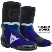 Dainese Axial 2 Racing i cestovne motociklističke čizme Prima Pramac Yamaha MotoGP Replica | Muškarci | Ljubičasta / Yamaha plava / Bijela | Custom Works 