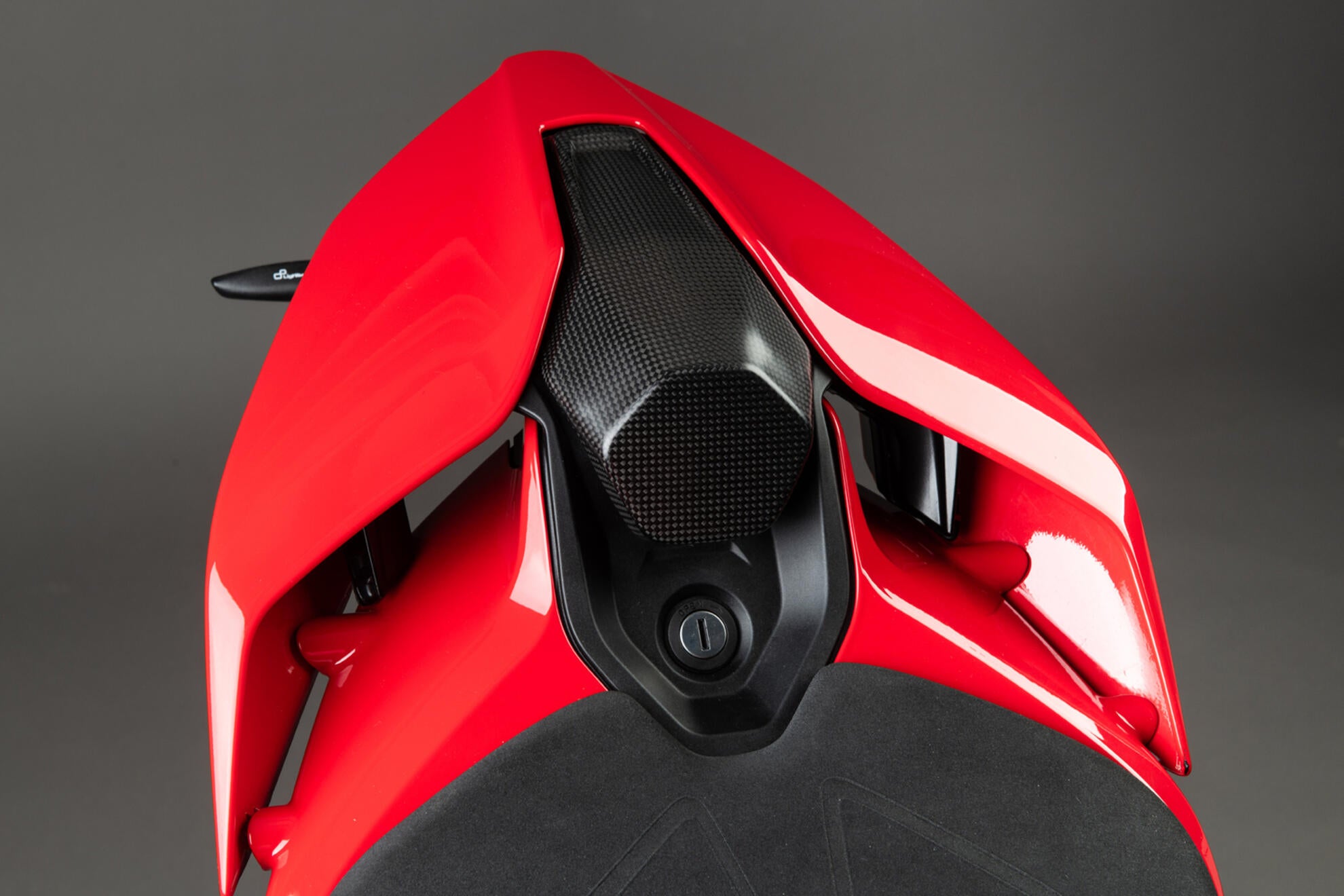 Pokrov za suvozača Carbon LighTech Ducati Panigale V4/S (25-26) CARD2492M 