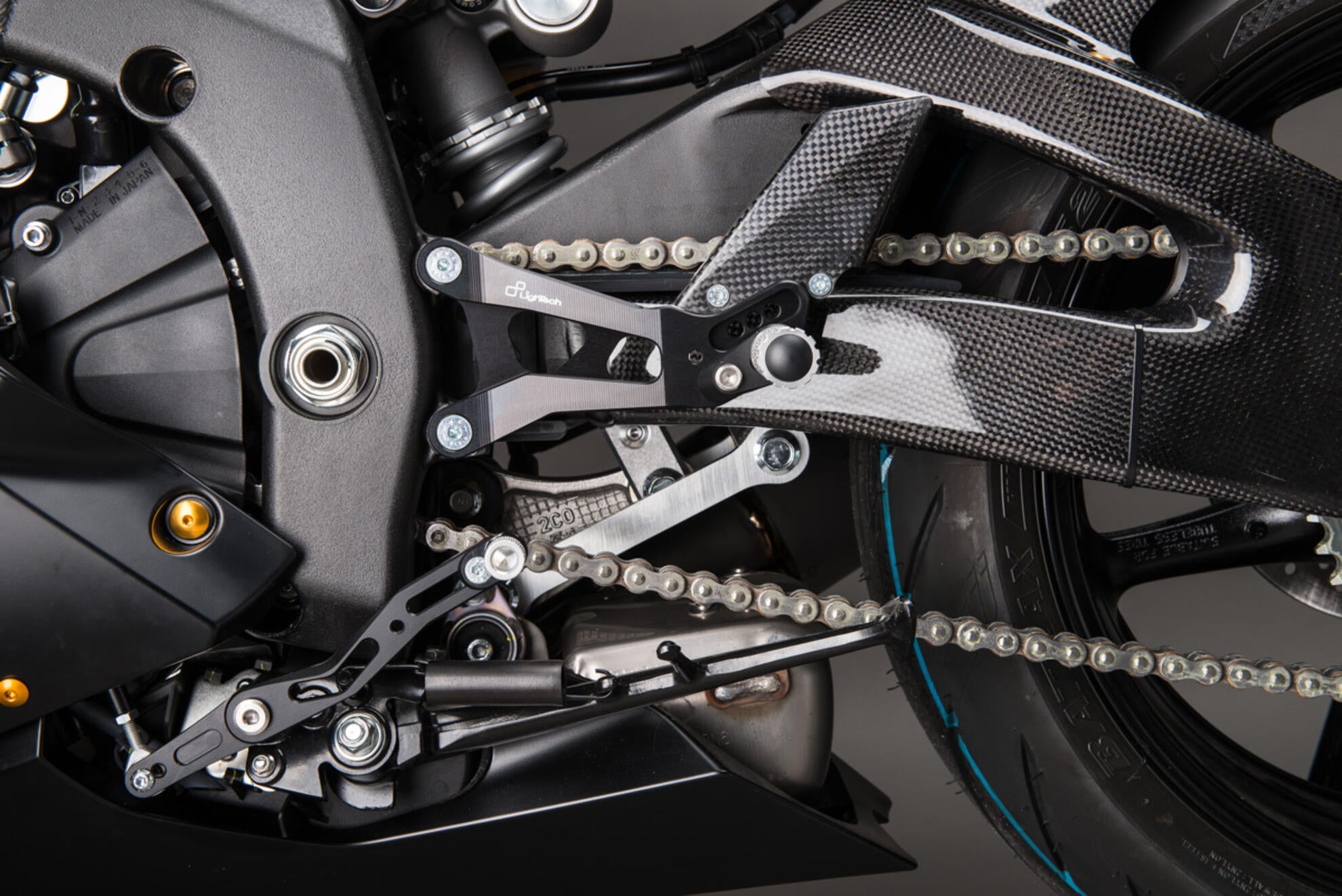 Karbon poklopac za stražnju vilicu LighTech Yamaha YZF-R6 RJ27 (17-26) CARY9961 