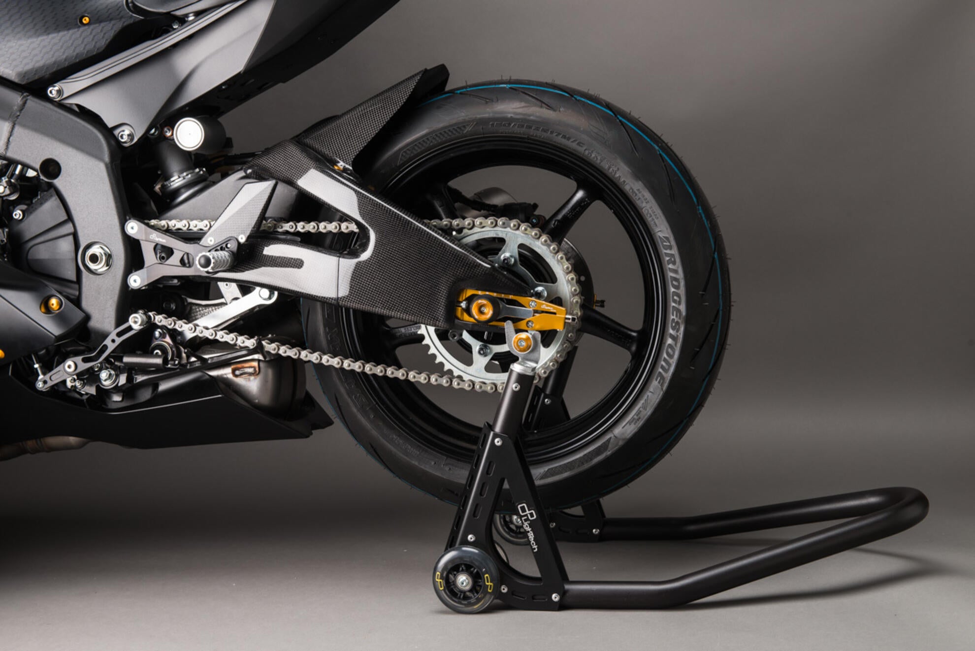 Karbon poklopac za stražnju vilicu LighTech Yamaha YZF-R6 RJ27 (17-26) CARY9961 