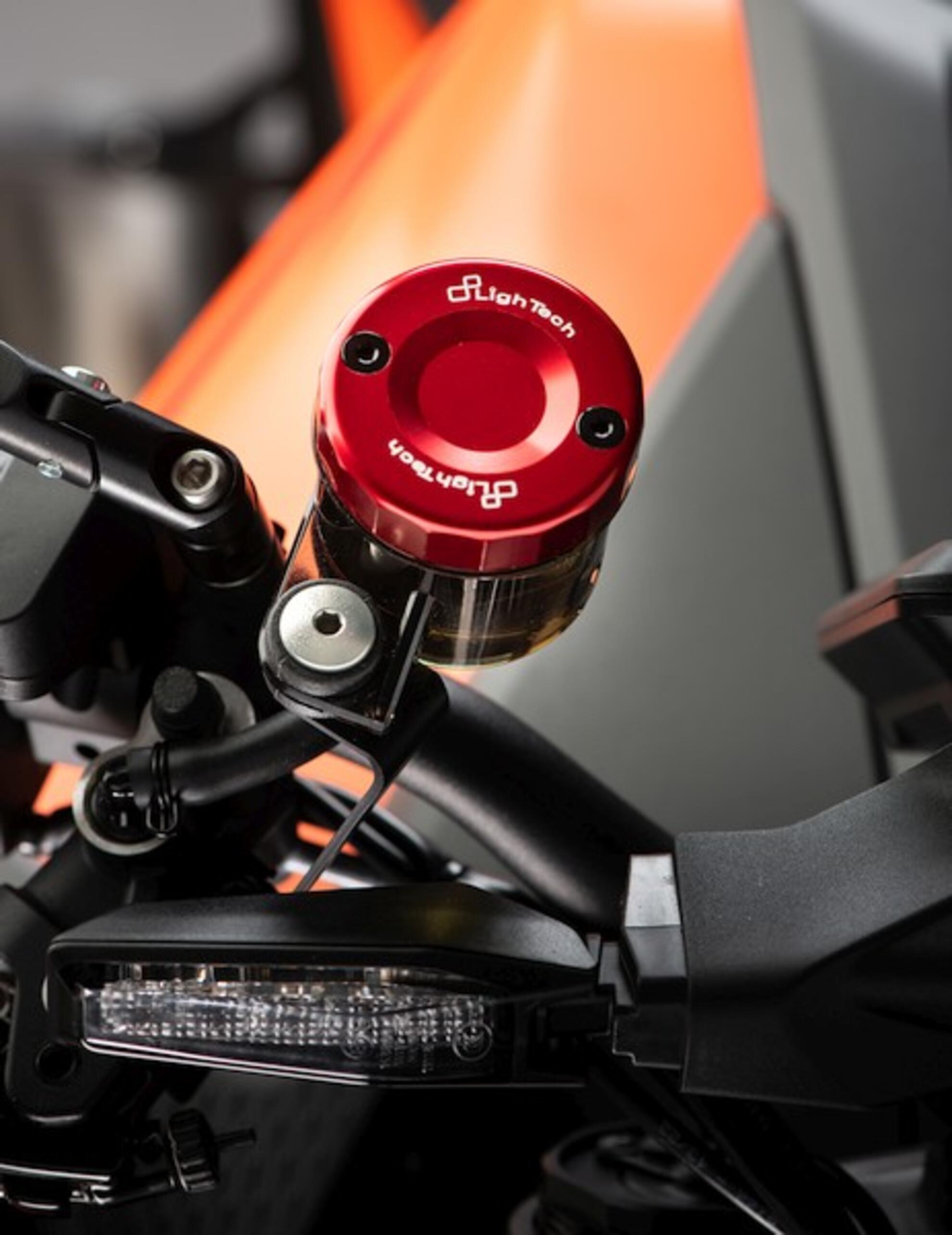 Poklopac rezervoara za izjednačavanje LighTech Ducati Panigale 1299/S (15-18) FBC04 