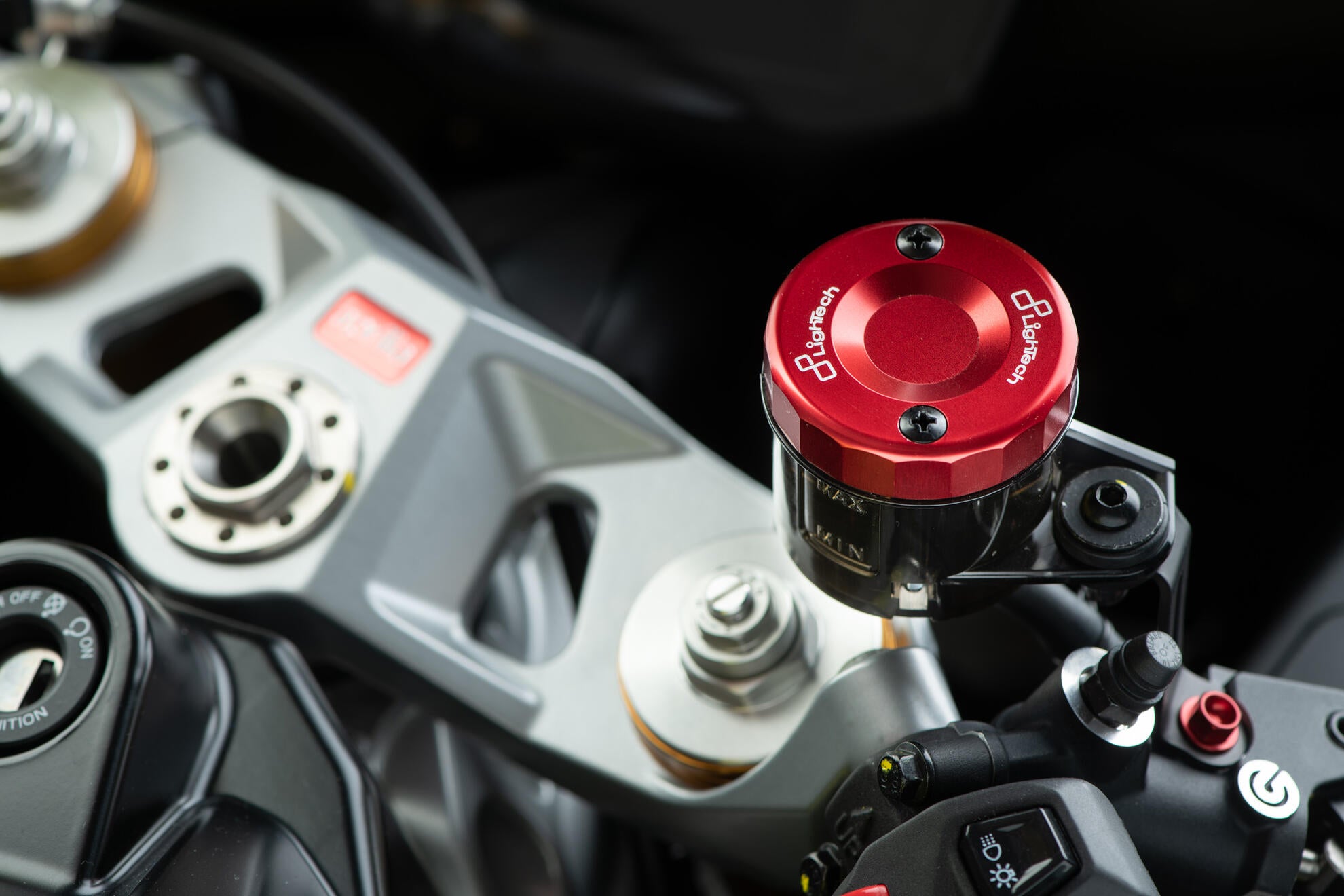 Poklopac rezervoara za izjednačavanje LighTech Ducati Panigale 1299/S (15-18) FBC04 