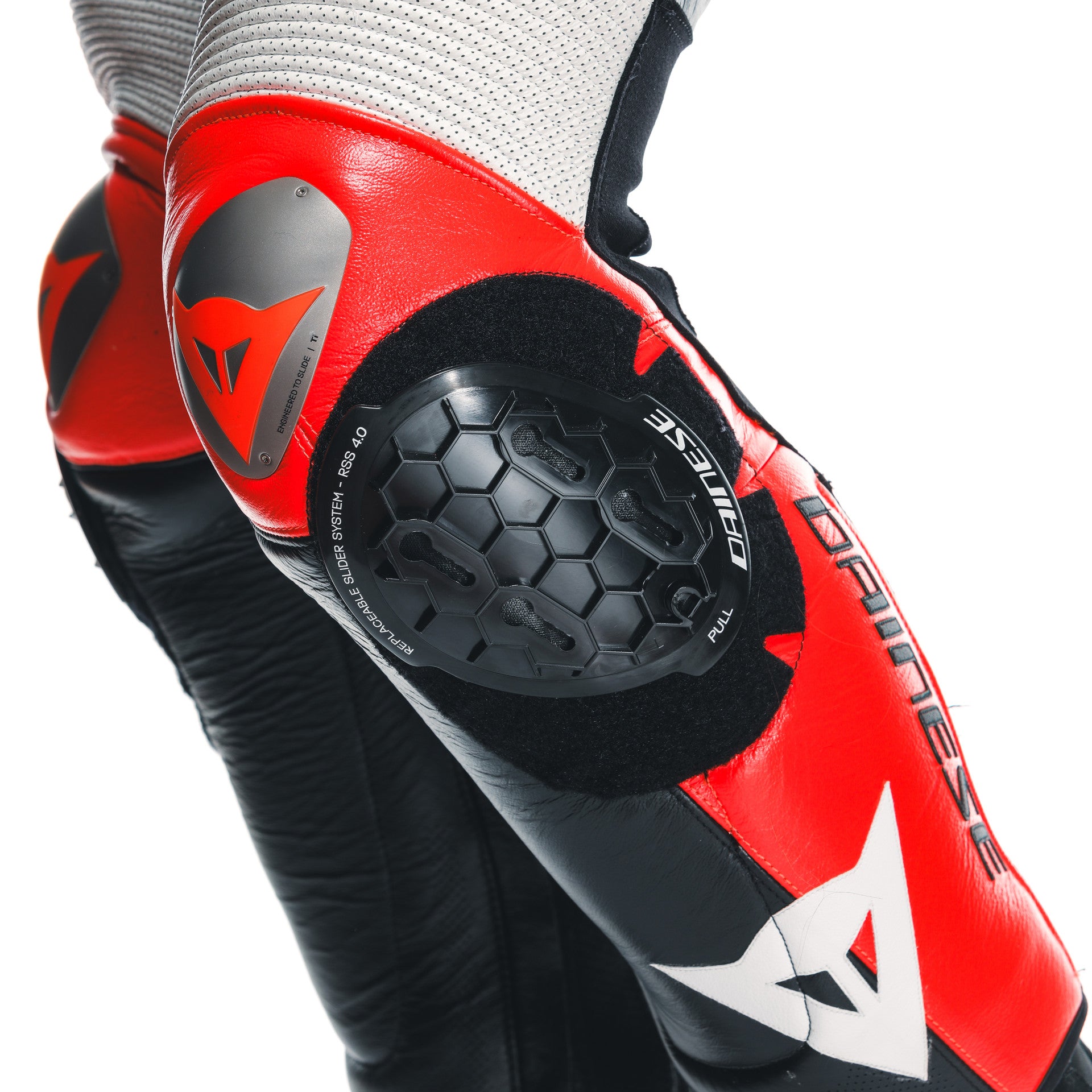 Dainese Mugello 3 D-AIR® kombinezon Kožno odijelo – Perforirani zračni jastučić za trkaće odijelo | Muški | Crna/Crvena 