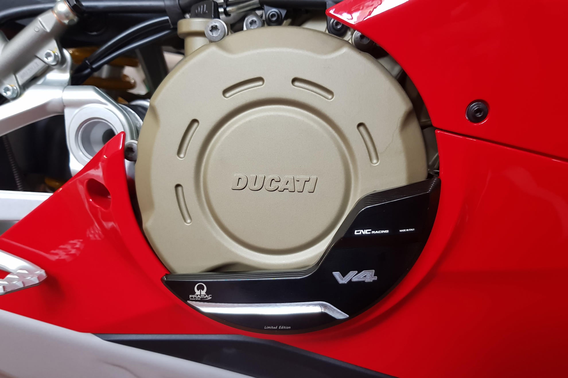 Aluminijski zaštitni poklopac spojke Pramac Racing Limited Edition CNC Racing Ducati Panigale V4/S (25-26) PR310BPR 