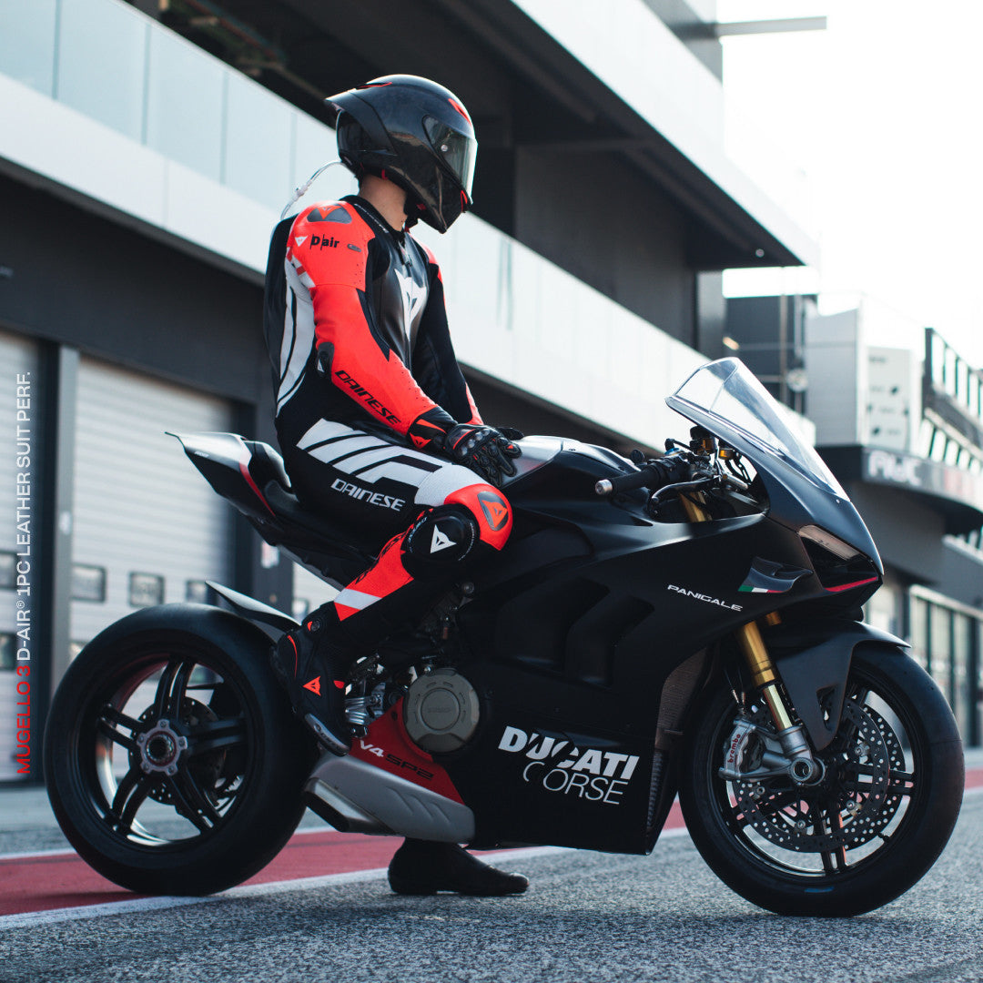 Dainese Mugello 3 D-AIR® kombinezon Kožno odijelo – Perforirani zračni jastučić za trkaće odijelo | Muški | Crna/Crvena 