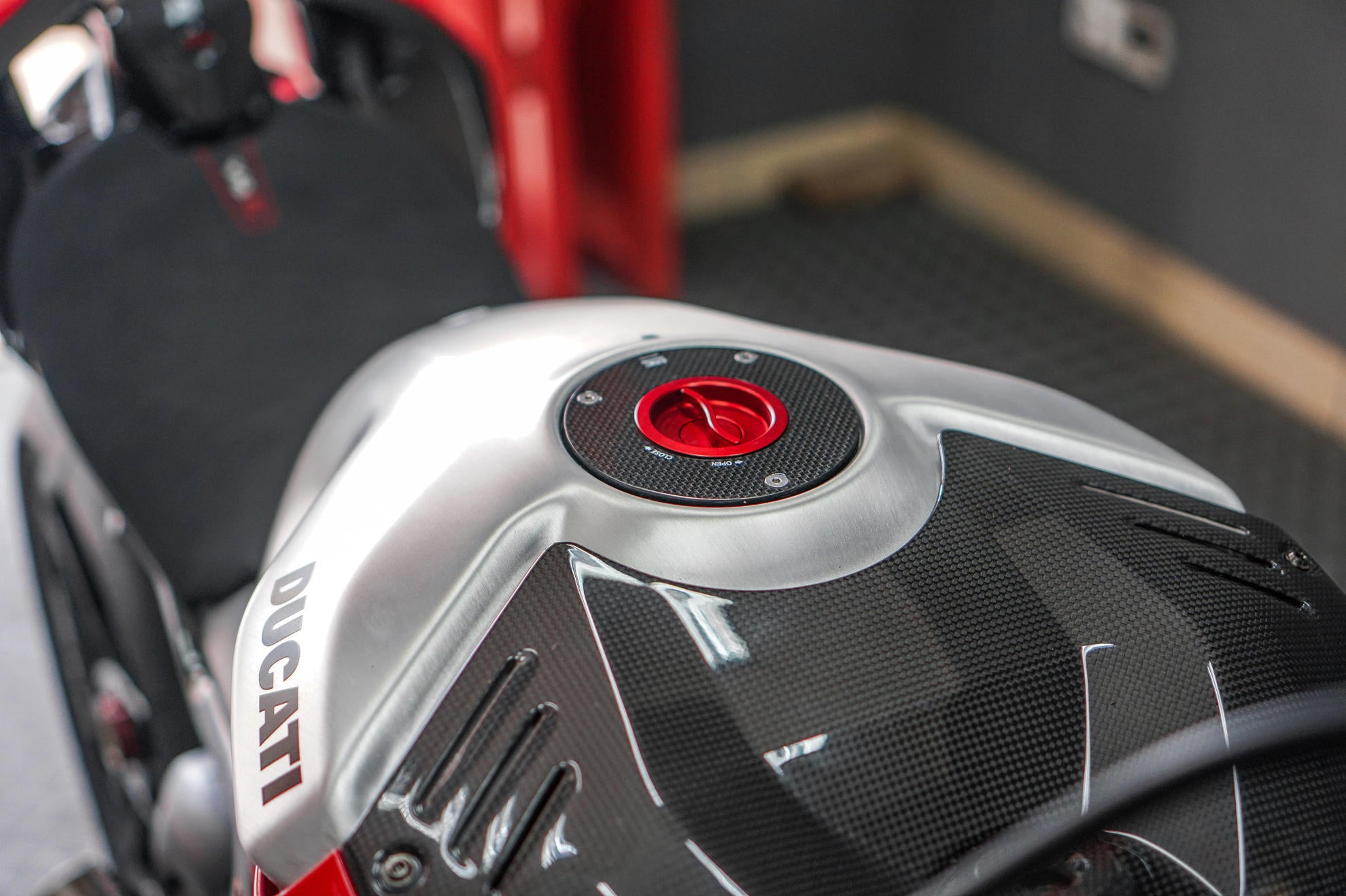 Poklopac rezervoara Carbon CNC Racing Ducati Panigale V4/S/R (25-26) TSB21 