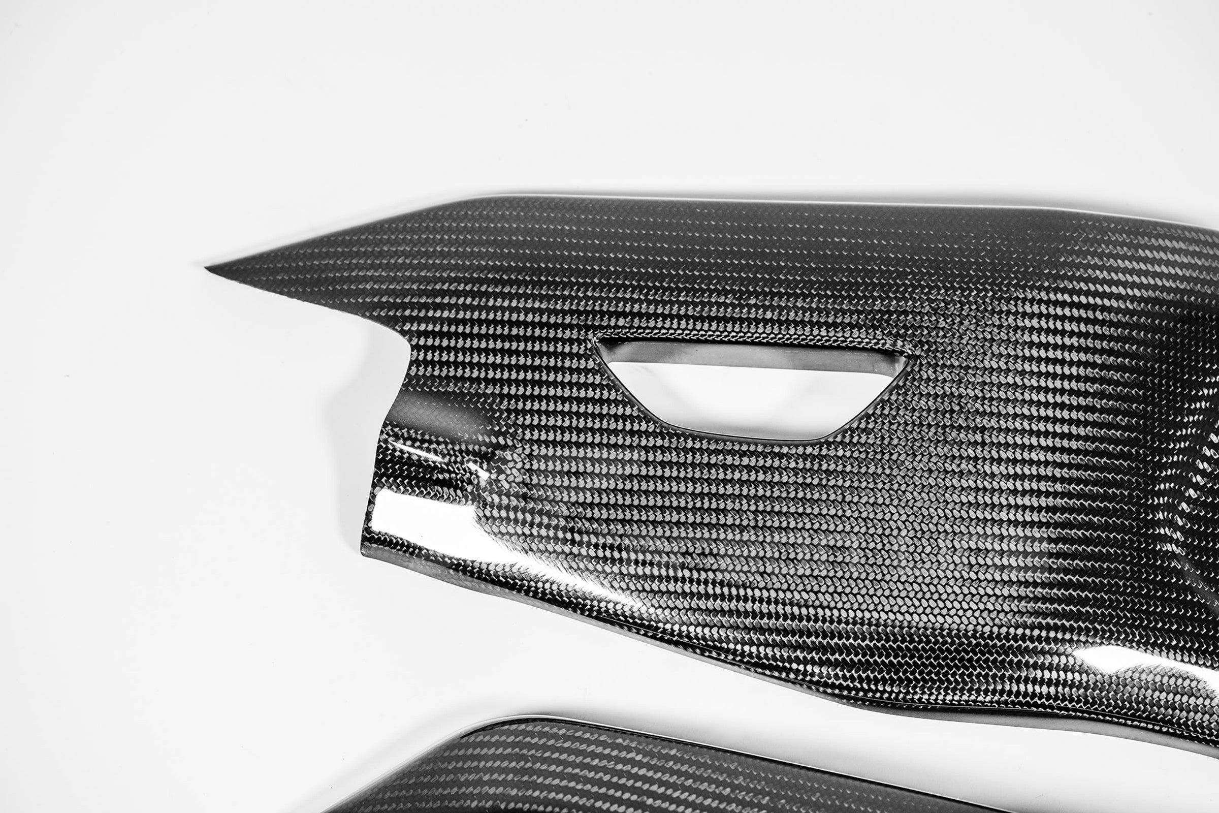 Poklopci stražnjih vilica 200g AP Carbon Line Yamaha YZF-R1/M RN32, RN49 i RN65 (15-26) 